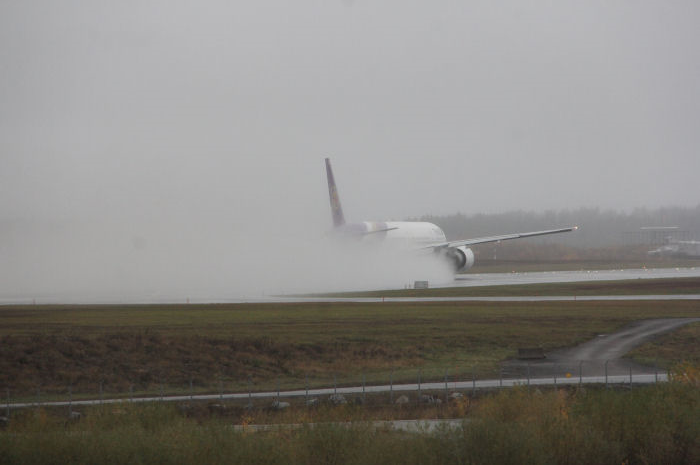Thai Airways Boeing 777 blåser effektivt bort en del av allt regn från Arlandas bana. Foto: Hans Groby.
