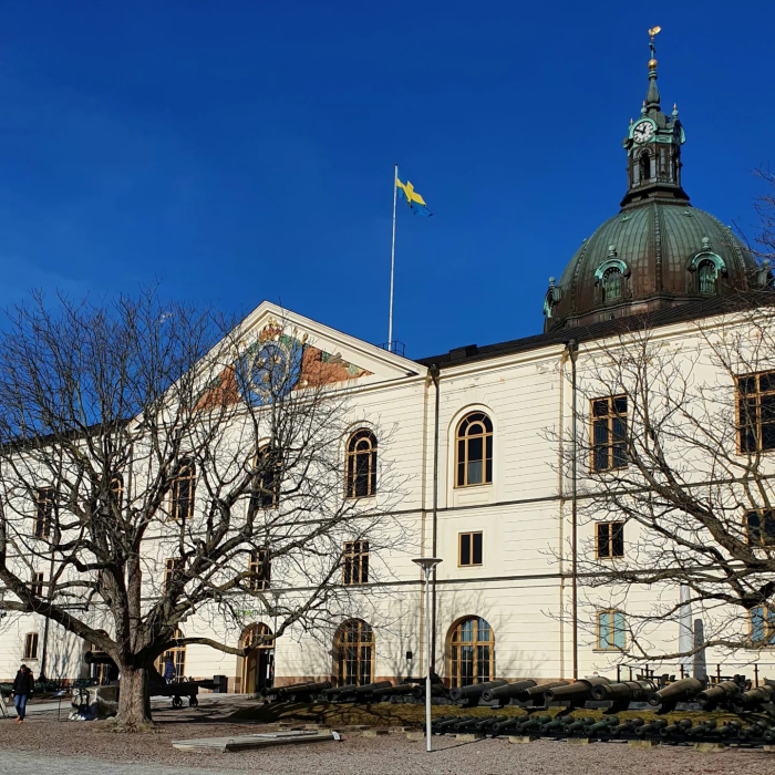 Armémuseum med flaggan i topp i strålande sol. Foto: Gunnar Åkerberg.