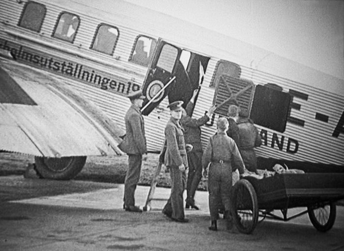 Bo visade även två intressanta filmklipp, det ena om trafikflyget 1931, samt ett klipp från ILIS-utställningen i Stockholm 1936. På bilden lastas Junkers G 24ce, SE-ABG, ”Uppland” med post. Foto: Gunnar Åkerberg