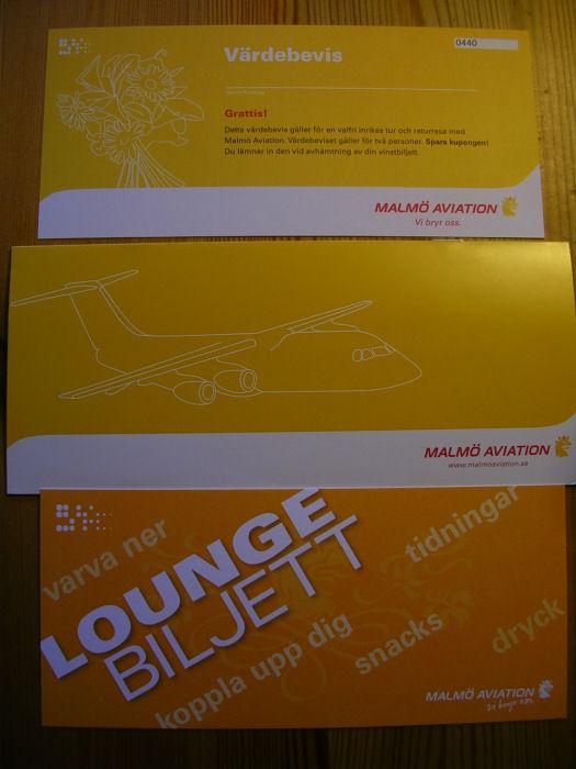 Högvinst SFF Stockholms jullotteri 2010. Värdebevis från Malmö Aviation som gäller för valfri inrikesflygning för två personer tur och retur, samt tillträde till Yellow Room - Malmö Aviations VIP Lounge!