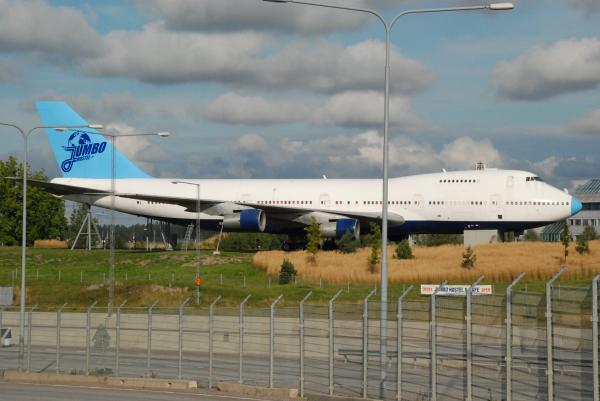 Jumbo Hostels Boeing 747 har fått nya motorgondoler. Här avbildad från frånsidan, där reklamplats kan köpas. Foto: Bengt Simson.