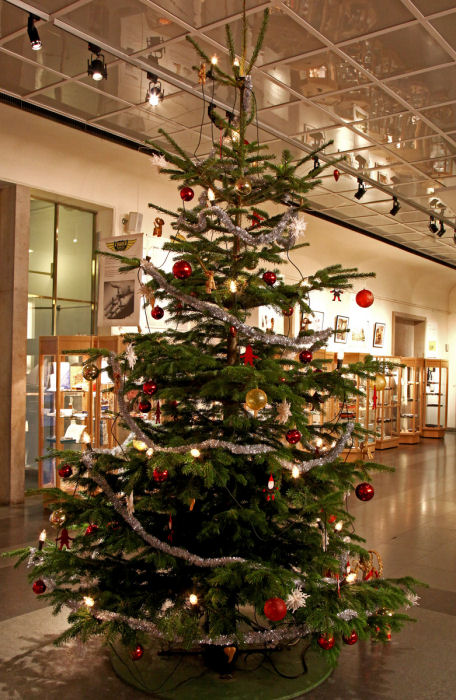 Bakom Tekniska museets julgran skymtar miniutställningen från Eskader. Foto: Gunnar Åkerberg