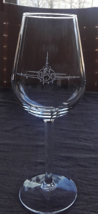 Ett av de graverade glasen som utgör priset för bästa Viggenmodell. Foto: Ulf Delbro.