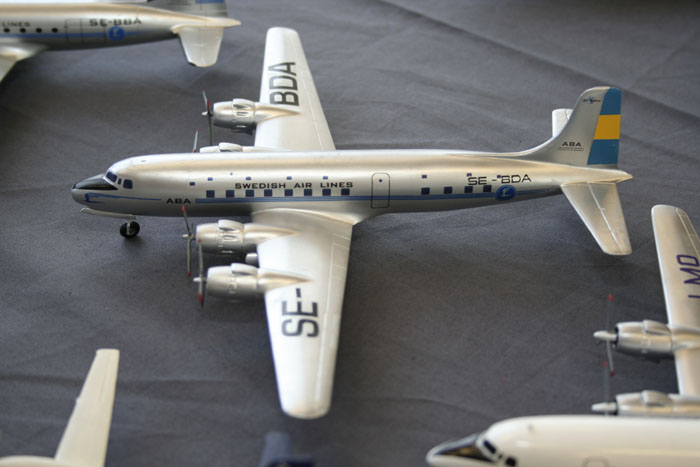 Utställningsdelen "civila projekt" var ett bra komplement till det nästan dominerande militära inslaget bland modellerna med trafikflygplan och andra civila luftfarkoster. Här en fager modell av DC-6 i ABA-dekor. Foto: Hans Groby.