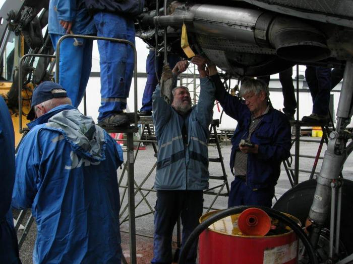 Daisys mekaniker är ett järngäng, vilken arbetsvilja för att kärran skulle bli klar för medlemsflygningar! Foto: Bo Pettersson.