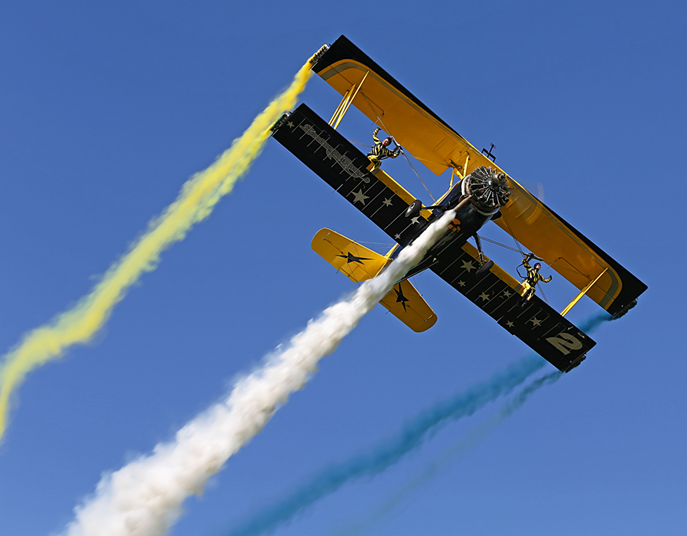 Scandinavian Airshow's nya coola gul-blå rökeffekter. Foto: Gunnar Åkerberg.