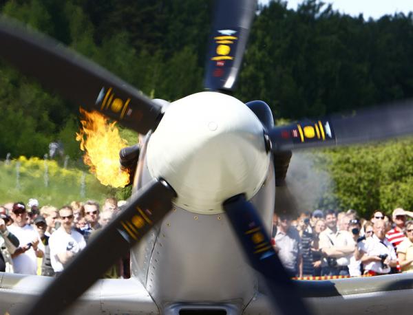 Lördagens start av Griffonmotorn på Biltemas Spitfire var milt uttryckt spektakulär...!   Foto: Gunnar Åkerberg