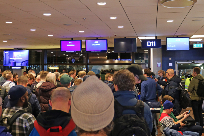 Förväntansfulla resenärer vid Gate D11 redo att gå på SK737 (B737-700) till Oslo