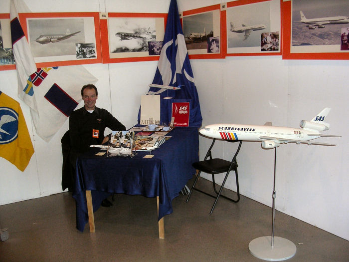 SAS är flygbolaget som satte Skandinavien på världskartan, Mikael Öqvist från ABA-SAS  Flyghistorisk Förening hade en byggt en charmfull utställning med museala föremål från föreningens samlingar på Arlanda. Foto: Bernt Olsson.