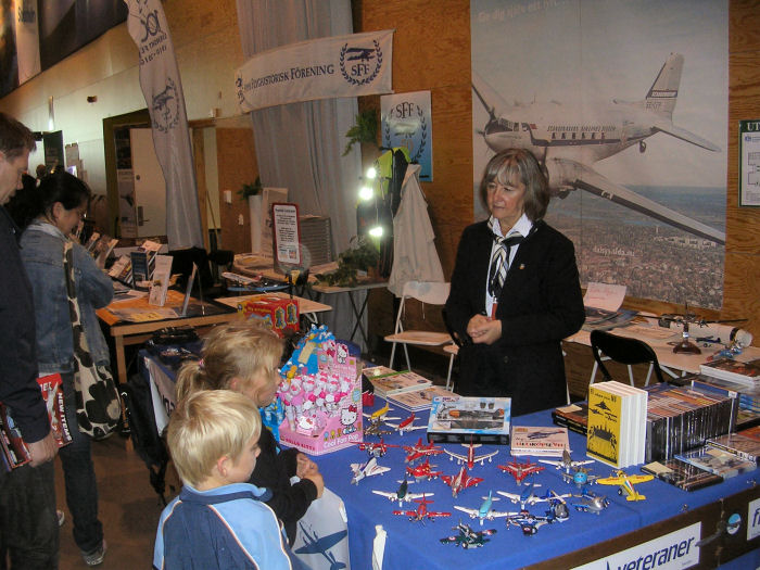 Britt-Marie Bergström från Flygande Veteraner hade många yngre hobbykunder. Foto: Bernt Olsson.