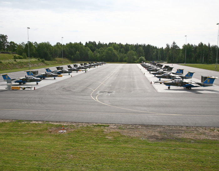 20 stycken SK 60 på linjen står redo för flygeleverna på Flygskolan i Malmen. Foto: Gunnar Åkerberg  