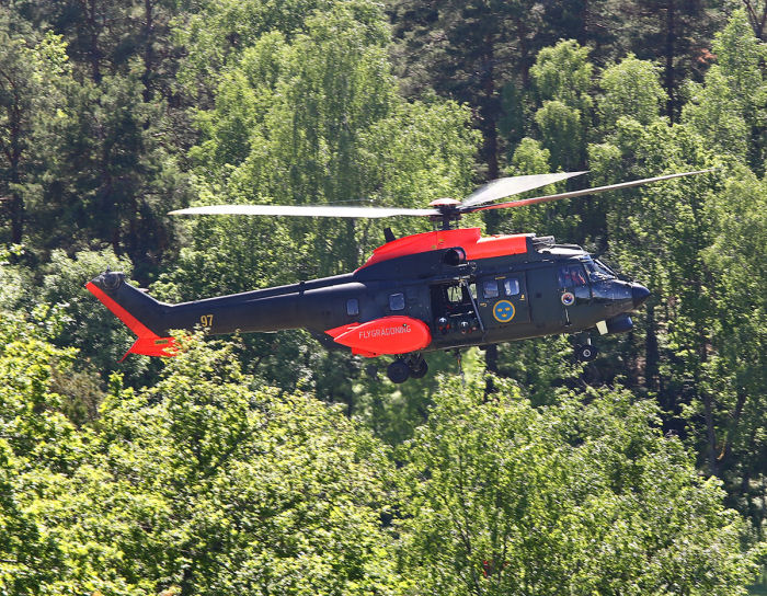 I början av brandbekämpningsinsatsen landade helikoptern… Foto: Gunnar Åkerberg.