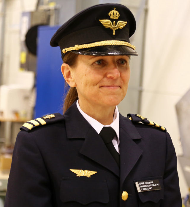 Anna Dellham, som idag är chef för Statsflyget på Arlanda, en del av F 7 Transport- och Specialflygenhet, fick sina vingar i september 1991. Hon flög sedan AJS 37 Viggen på F 15 i Söderhamn och JA 37 på F4 på Frösön. Under en tid tjänstgjorde hon även som flyginstruktör för blivande stridspiloter. 2011 flög Anna in sig på JAS 39 Gripen. Hon arbetade då på Flygtaktiska Staben i Stockholm med utveckling av Flygvapnets stridsflygdivisioner. Foto: Gunnar Åkerberg.