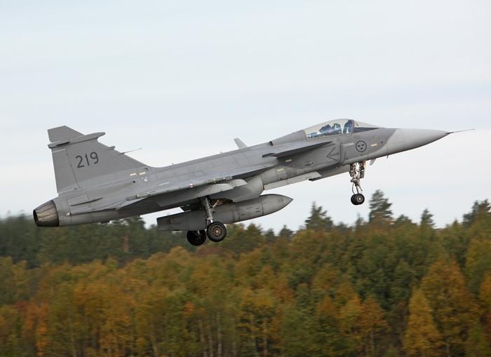 F 17 i Ronneby blev världens första användare av JAS 39C Gripen vid första leveransen den 14 september 2004. Här startar en 39C utrustad med spaningskapsel SPK 39 från F 17 hösten 2009. Foto: Gunnar Åkerberg 