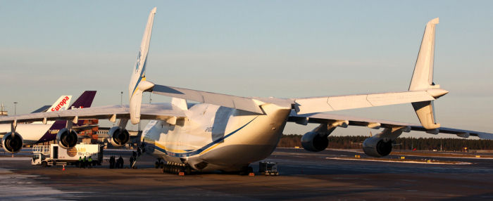 Antonov An-225 parkerad vid plats R9C på Arlanda strax före avfärd mot Asien. Foto: Gunnar Åkerberg
